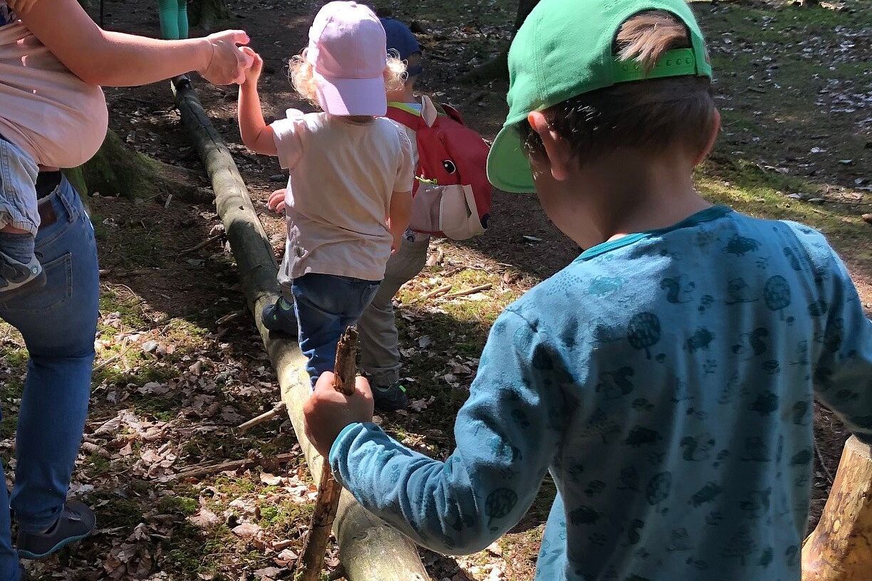 Kinder spielen in der Waldspielgruppe Günzburg